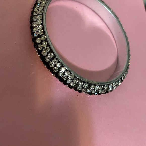 Beautiful bracelet with lots of sparklr - Picture 3 of 4